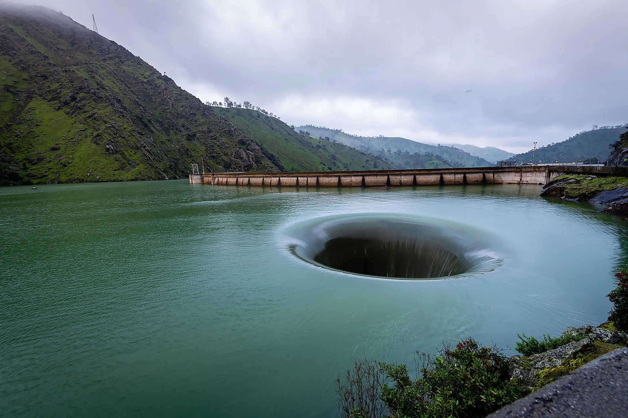 Hồ Berryessa và Hiện Tượng Xoáy Nước Kỳ Vĩ - 'Cổng địa ngục' ở California